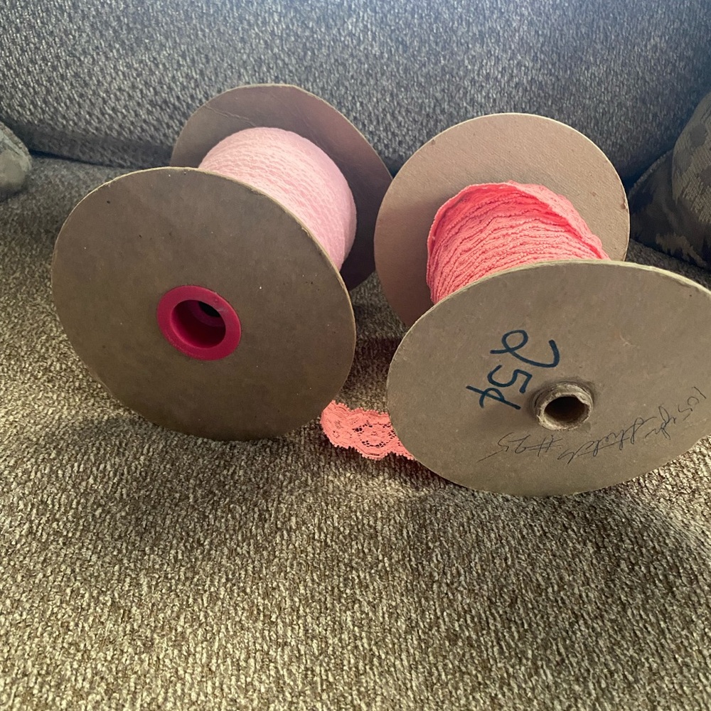Vintage spools of stretch lace - Picture 8 of 11